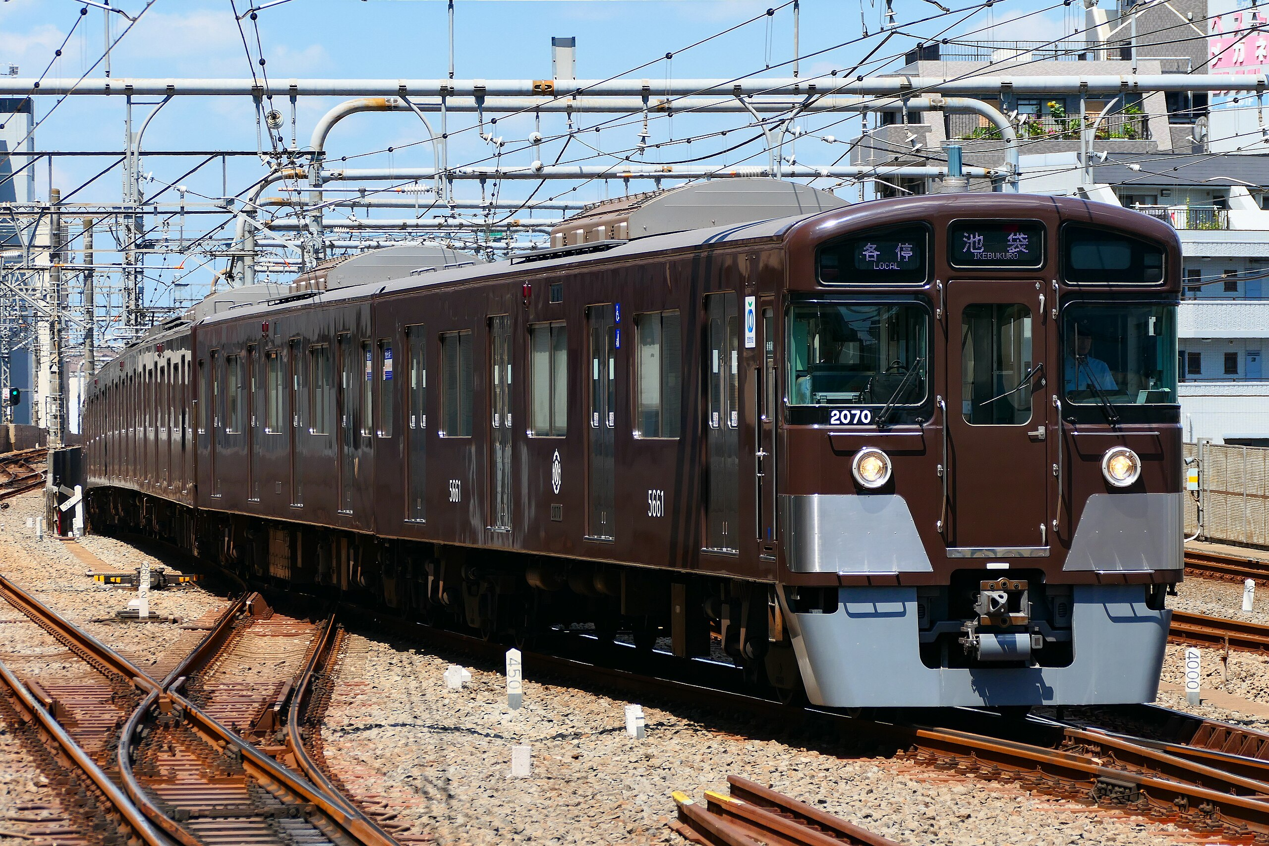 2000系・西武鉄道創立110周年記念トレインの車両写真