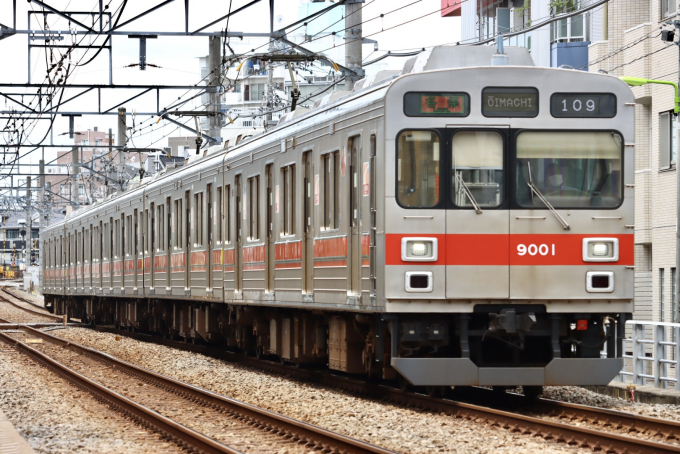 9000系・復刻赤帯の車両写真